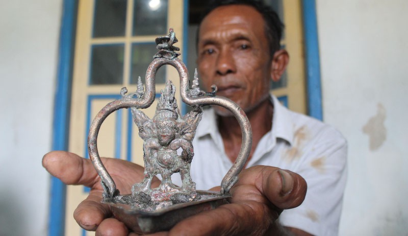 Gali Tanah Makam, Pria Ini Temukan Benda Kuno Berlambang Burung Garuda - Bagian 1