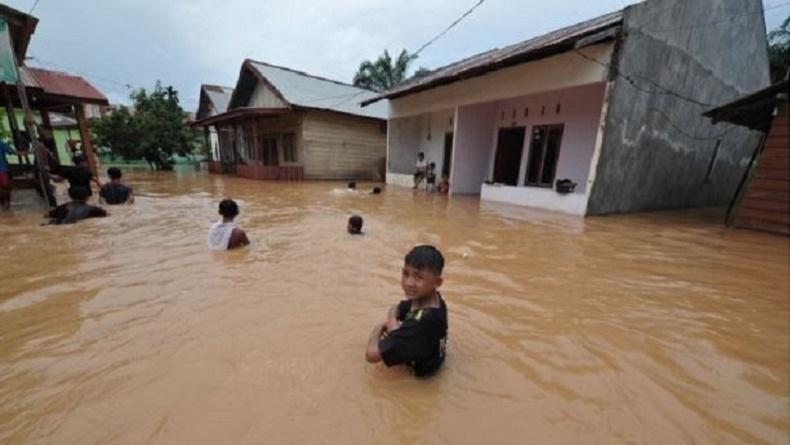 Banjir Setinggi Dada Rendam Permukiman Warga di Jambi, Polisi Bantu Evakuasi