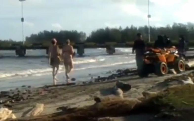 title Pasangan Bule Berbikini Jalan Santai di Pantai, Netizen Geram: Harus Ditegur! Pasangan Bule Berbikini Jalan Santai di Pantai, Netizen Geram: Harus Ditegur!