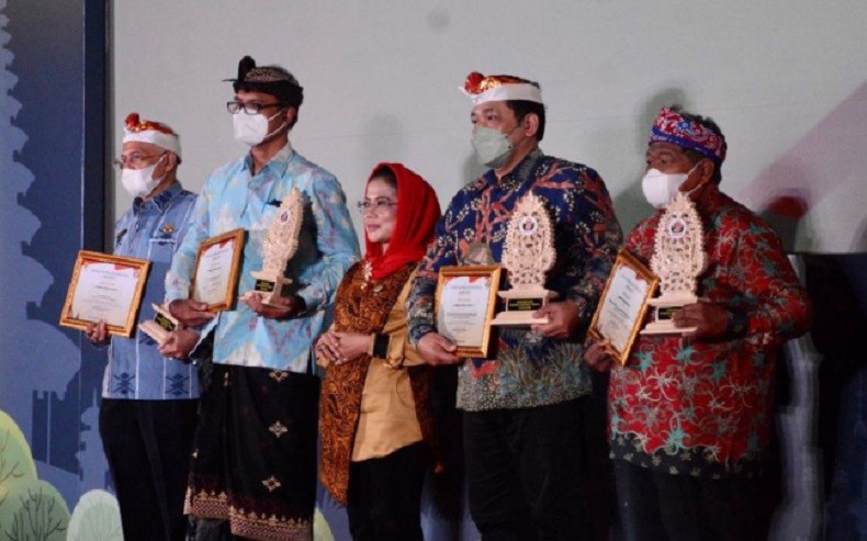 Wayan Koster Raih Penghargaan Pembina Koperasi Terbaik dari Dekopin