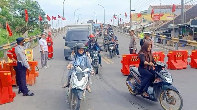 title Perbaikan Jembatan Poncol, Jalur Penghubung Pejagan-Prupuk Ditutup 4 Bulan Perbaikan Jembatan Poncol, Jalur Penghubung Pejagan-Prupuk Ditutup 4 Bulan