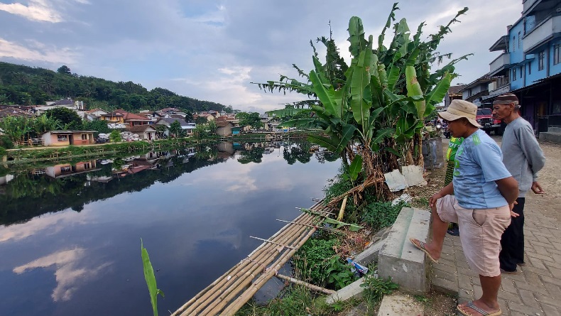 Terungkap Air Situ Ciburuy KBB Hitam dan Bau Diduga Kuat akibat Pencemaran Limbah Pabrik