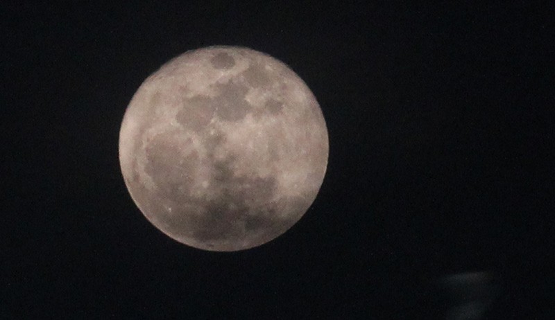 Penampakan Bulan Purnama Rusa Super di Langit Indonesia - Bagian 1