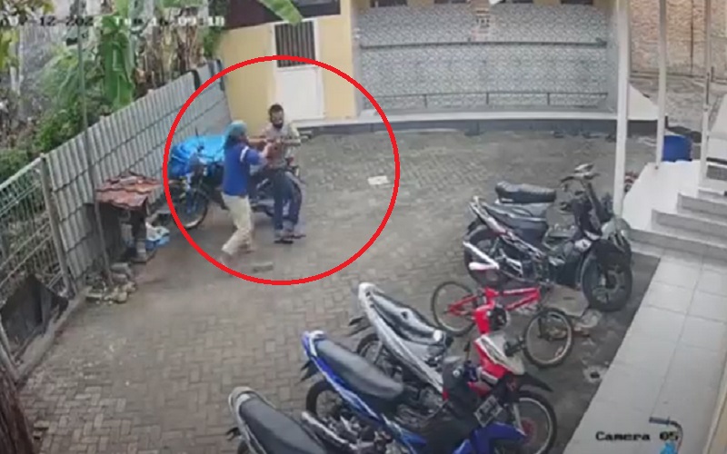 title Terekam CCTV Pencuri Motor di Masjid Tepergok Warga, Dikejar lalu Kena Smackdown Terekam CCTV Pencuri Motor di Masjid Tepergok Warga, Dikejar lalu Kena Smackdown