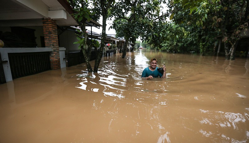 Hujan Deras Semalaman Hingga Tanggul Jebol, Perumahan Di Depok Terendam ...