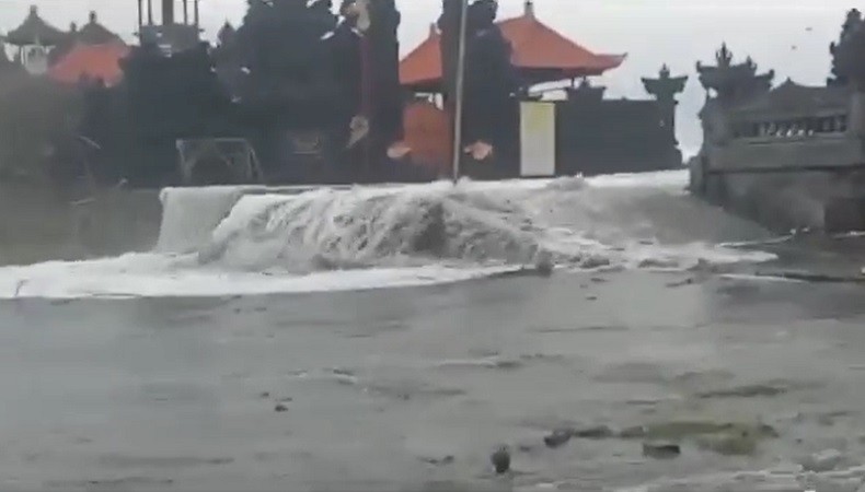 Pesisir Pantai di Gianyar Dilanda Banjir Rob, Air Meluber ke Jalan Raya