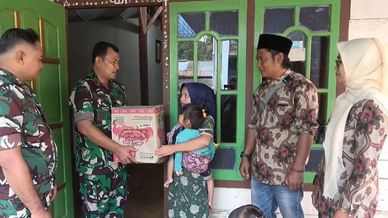 Anggota Babinsa di Pekalongan Blusukan ke Desa Bantu Anak Stunting 