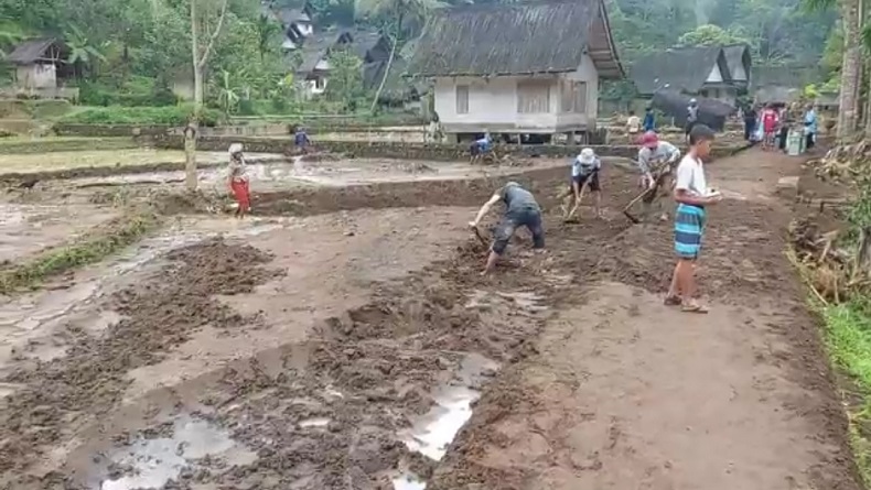 Banjir Bandang Terjang Kampung Naga Tasikmalaya, 3 Ha Sawah dan Kolam Ikan Rusak