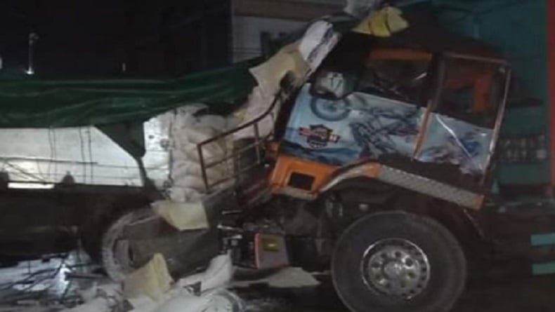 Diduga Rem blong, Truk Bermuatan Tepung Tabrak Dump Truck di Semarang