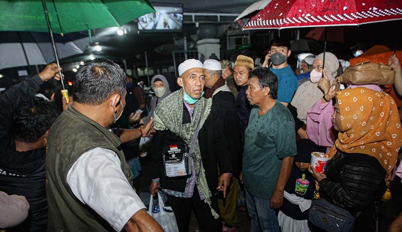 Momen Kedatangan 389 Jemaah Haji Kloter Pertama - Bagian 3