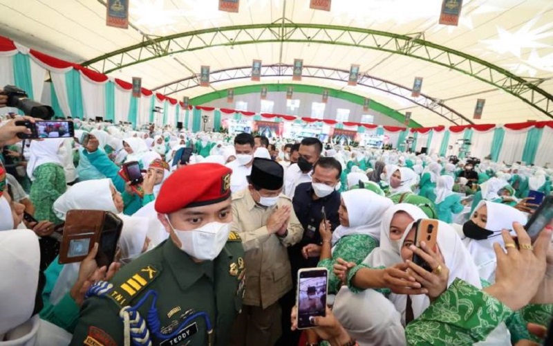 Senyum Kalem Prabowo Diserbu Perempuan Peserta Kongres Fatayat NU di Palembang 