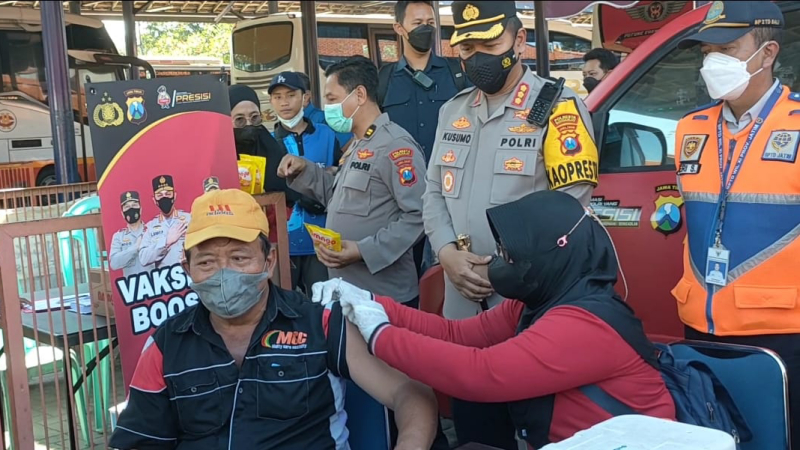 Gerai Vaksin Booster di Terminal Bungurasih Diserbu Pelaku Perjalanan