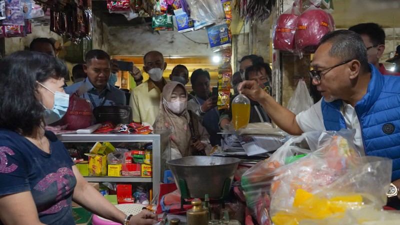    Kunker, Mendag Zulhas Cek Harga Pangan di Pasar Jagasatru Cirebon - Bagian 3
