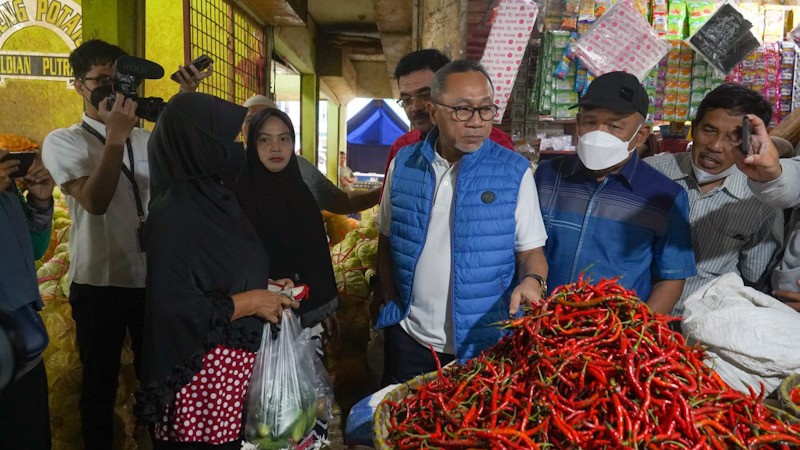    Kunker, Mendag Zulhas Cek Harga Pangan di Pasar Jagasatru Cirebon - Bagian 2