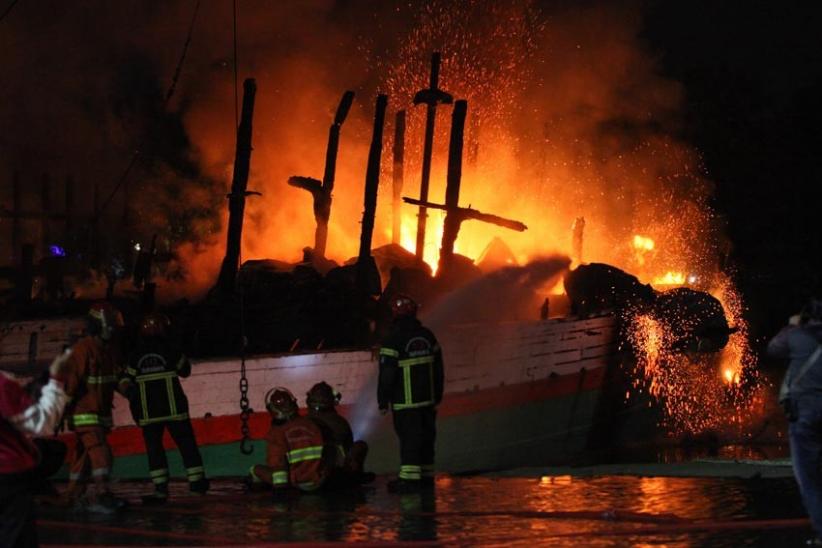 title Kapal Kargo Angkut Ratusan Kontainer Terbakar di Pelabuhan Tanjung Perak Surabaya, 19 Damkar Dikerahkan Kapal Kargo Angkut Ratusan Kontainer Terbakar di Pelabuhan Tanjung Perak Surabaya, 19 Damkar Dikerahkan