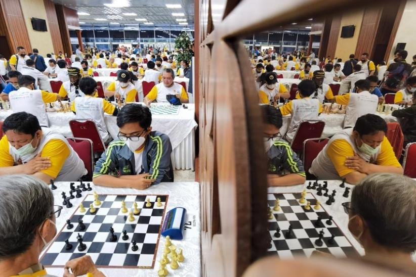 Potret Anak-anak Beradu Strategi Melawan Orang Tua dalam Turnamen Catur  - Bagian 3