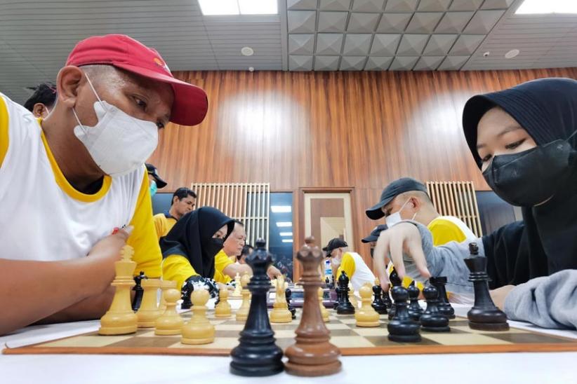 Potret Anak-anak Beradu Strategi Melawan Orang Tua dalam Turnamen Catur  - Bagian 4