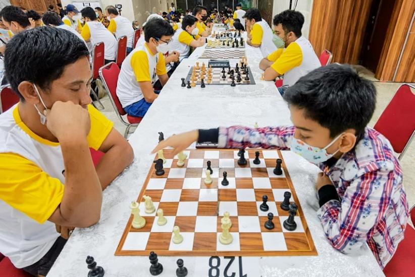 Potret Anak-anak Beradu Strategi Melawan Orang Tua dalam Turnamen Catur  - Bagian 2