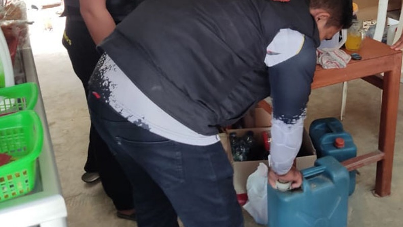 title Razia Miras di Beberapa Warung, Polisi Amankan Puluhan Liter Miras Cap Tikus di Bolmong Razia Miras di Beberapa Warung, Polisi Amankan Puluhan Liter Miras Cap Tikus di Bolmong