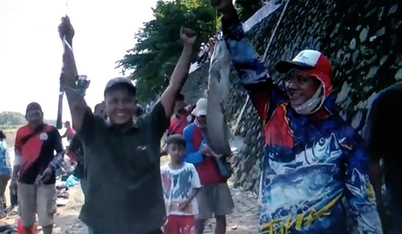  Ribuan Pemancing Berebut Ikan Monster Berpita di Sungai Banjir Kanal Barat Semarang