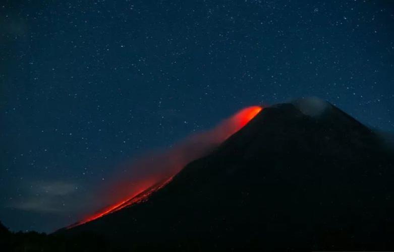 Viral, Guguran Lava Pijar Gunung Merapi Terlihat Jelas