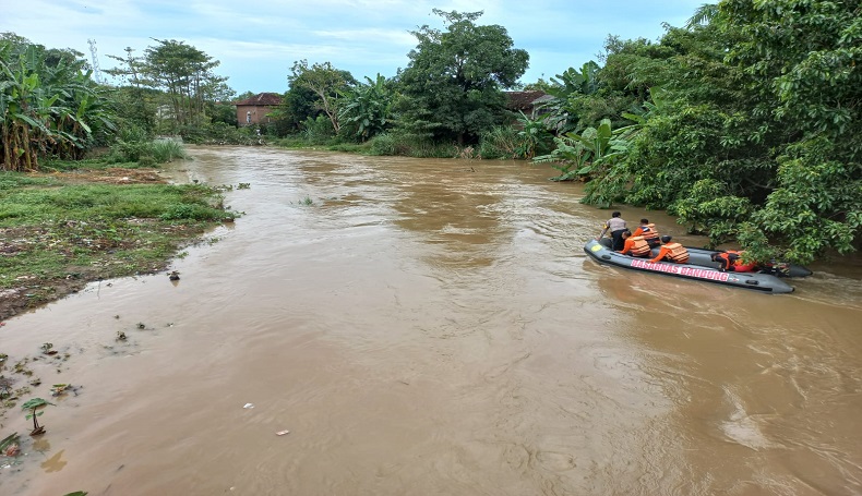 Cari Remaja Tenggelam di Sungai Ciwaringin Cirebon, Tim SAR Sisir Perairan hingga 8 Km