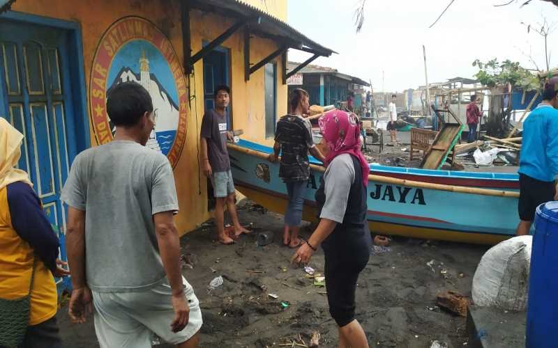 Warung-Warung di Pantai Depok Bantul Rusak Diterjang Gelombang Pasang