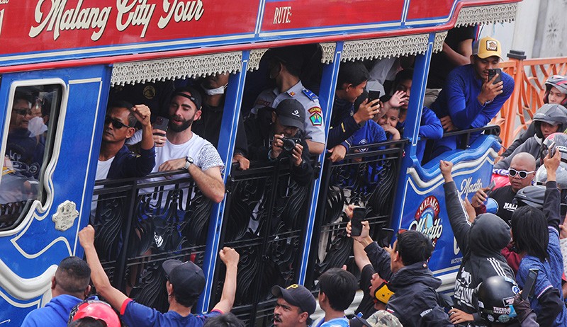 Konvoi Arema FC Juara Piala Presiden 2022 Disambut Ribuan Aremania - Bagian 2