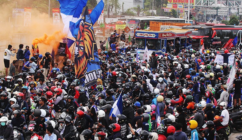 Konvoi Arema FC Juara Piala Presiden 2022 Disambut Ribuan Aremania - Bagian 1