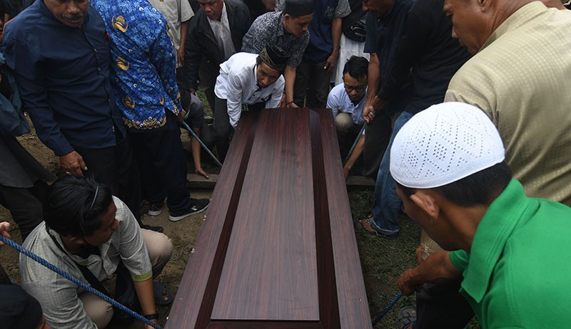 Suasana Haru Pemakaman Korban Penembakan KKB Papua - Bagian 2