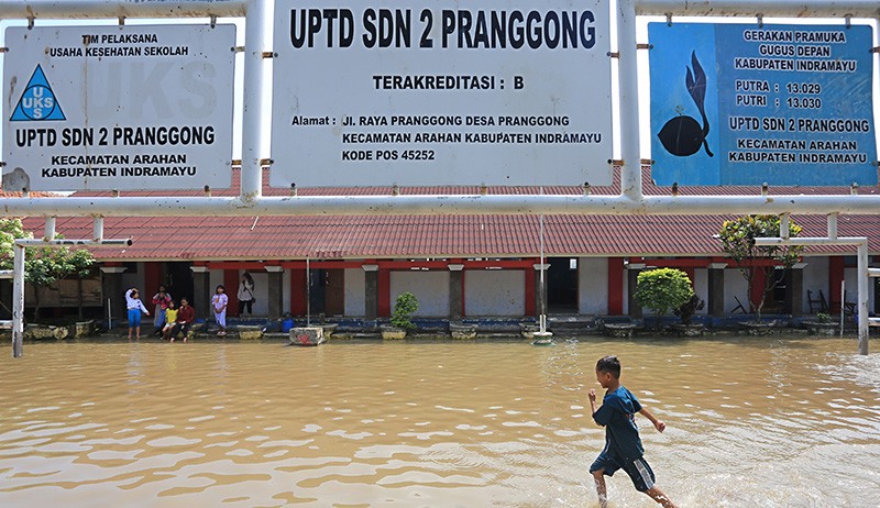 Potret Anak-Anak Bermain Air yang Membanjiri Ruang Kelas Sekolah di Indramayu - Bagian 2