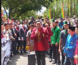 Mahasiswa Demo Kantor DPRD Riau, Protes Pelesiran Anggota Dewan ke Amerika
