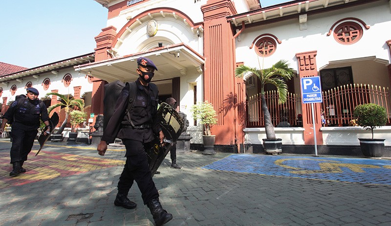 Sidang Perdana Kasus Dugaan Pencabulan Terdakwa Mas Bechi Dijaga Ketat Brimob - Bagian 1