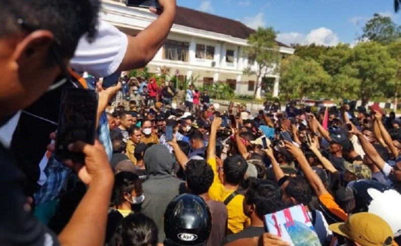 title Protes Kenaikan Tiket Masuk TN Komodo, Pelaku Pariwisata Datangi Bupati Manggarai Barat Protes Kenaikan Tiket Masuk TN Komodo, Pelaku Pariwisata Datangi Bupati Manggarai Barat