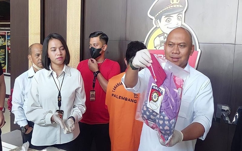 title Pria Bejat, Punya Istri tapi Rutin Perkosa Anak Kandung 2 Minggu Sekali Pria Bejat, Punya Istri tapi Rutin Perkosa Anak Kandung 2 Minggu Sekali