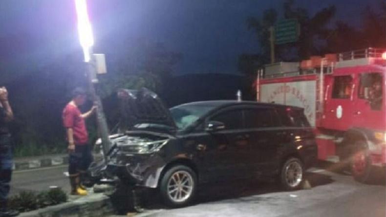 Mobil Kadis Kominfo Sidrap Kecelakaan di Parepare, Tabrak Tiang Lampu Jalan
