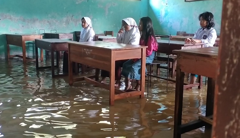 Banjir Rendam SDN 2 Pranggong Indramayu, 178 Siswa Terpaksa Dipulangkan