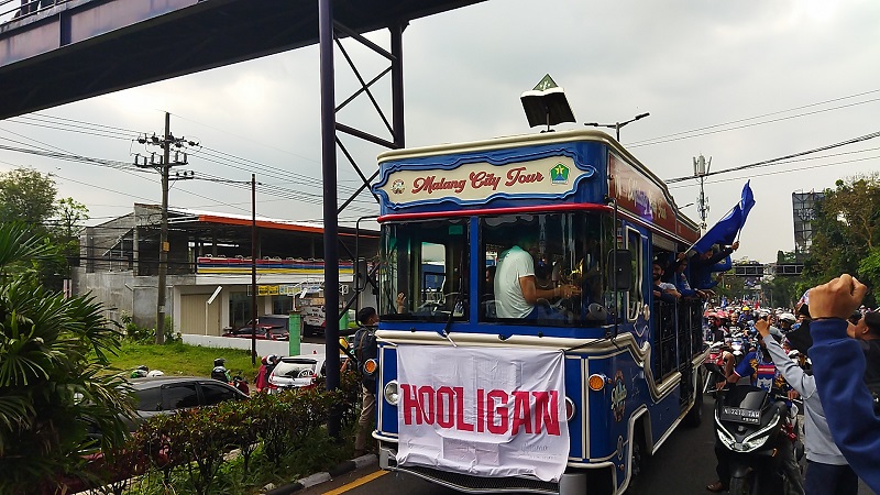 Sambut Juara Piala Presiden, Aremania Lumpuhkan Jalan Raya Malang-Surabaya