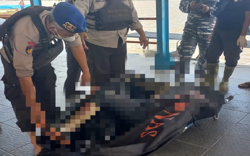 title Pria Berotot Tewas Mengambang setelah Terjun dari Jembatan Ampera Pria Berotot Tewas Mengambang setelah Terjun dari Jembatan Ampera