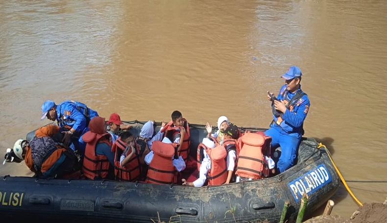 title Hari Pertama Masuk Sekolah, Siswa di Garut Berperahu Karet Seberangi Cimanuk Hari Pertama Masuk Sekolah, Siswa di Garut Berperahu Karet Seberangi Cimanuk