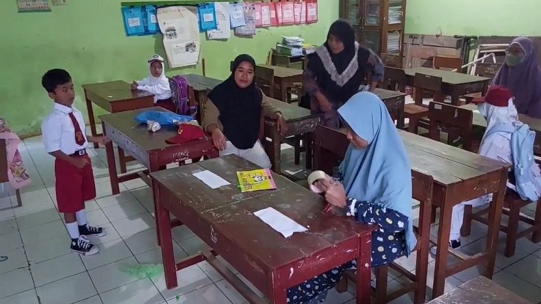 Berebut Bangku Paling Depan di Kelas, Orang Tua Siswa di Cirebon Datang Subuh