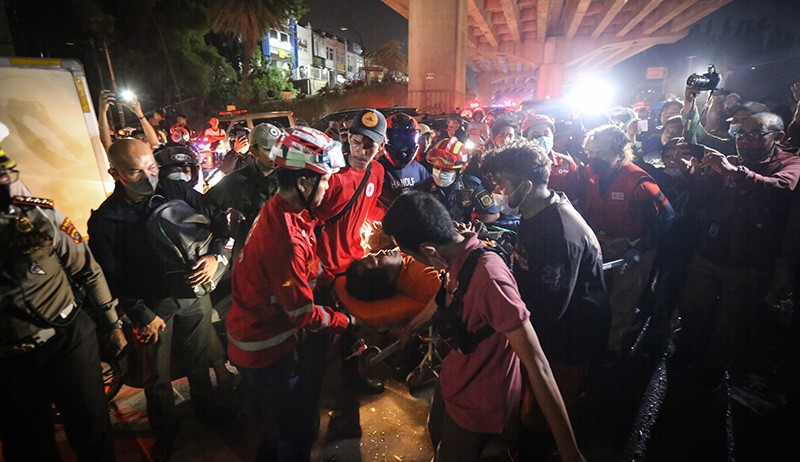 Evakuasi Korban Kecelakaan Maut Truk Tangki Tabrak Pengendara hingga Malam Hari - Bagian 2