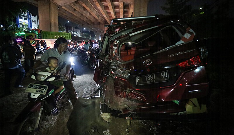 Evakuasi Korban Kecelakaan Maut Truk Tangki Tabrak Pengendara hingga Malam Hari - Bagian 4