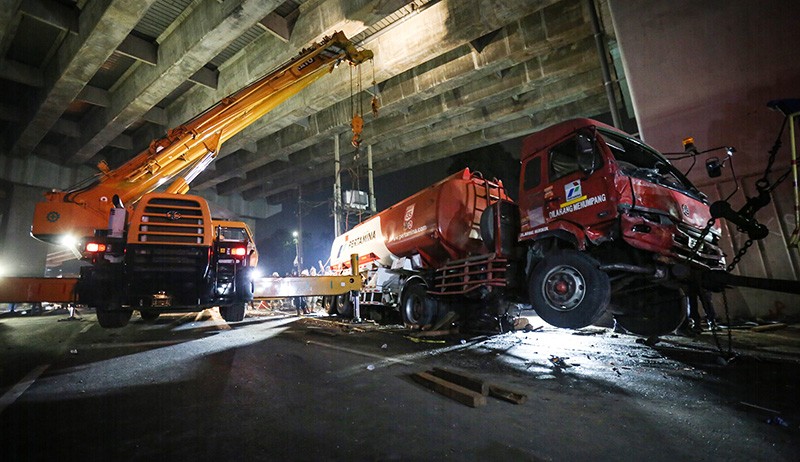 Proses Pengangkatan Truk Tangki Berisi 25 Ton Bio Solar yang Kecelakaan di Cibubur - Bagian 1