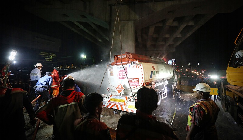 Proses Pengangkatan Truk Tangki Berisi 25 Ton Bio Solar yang Kecelakaan di Cibubur - Bagian 2