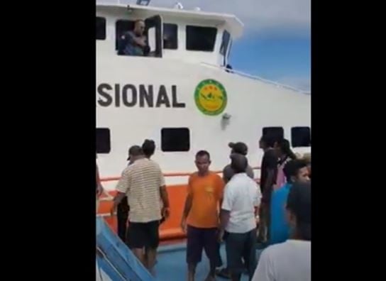 Keluarga 13 Korban Kapal Tenggelam Mengamuk Serang Tim SAR di Halmahera Selatan