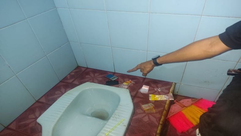 title Digerebek Polisi, Residivis Kasus Narkotika di Toboali Buang Sabu ke Lubang Kloset Digerebek Polisi, Residivis Kasus Narkotika di Toboali Buang Sabu ke Lubang Kloset