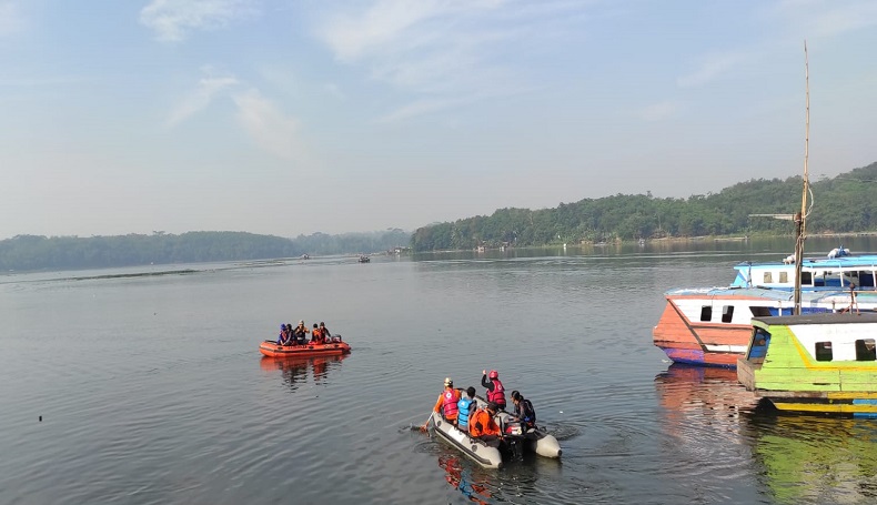 title Pencarian Pemancing Tenggelam di Cianjur Masih Nihil, Tim SAR Dibagi 2 Tim Pencarian Pemancing Tenggelam di Cianjur Masih Nihil, Tim SAR Dibagi 2 Tim