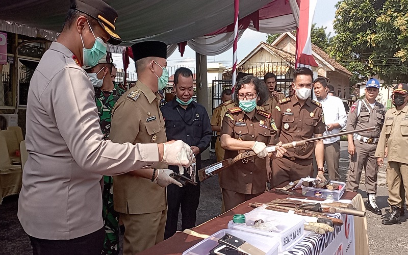 Kejari OKU Musnahkan 5 Senpi dan 184 Gram Sabu 