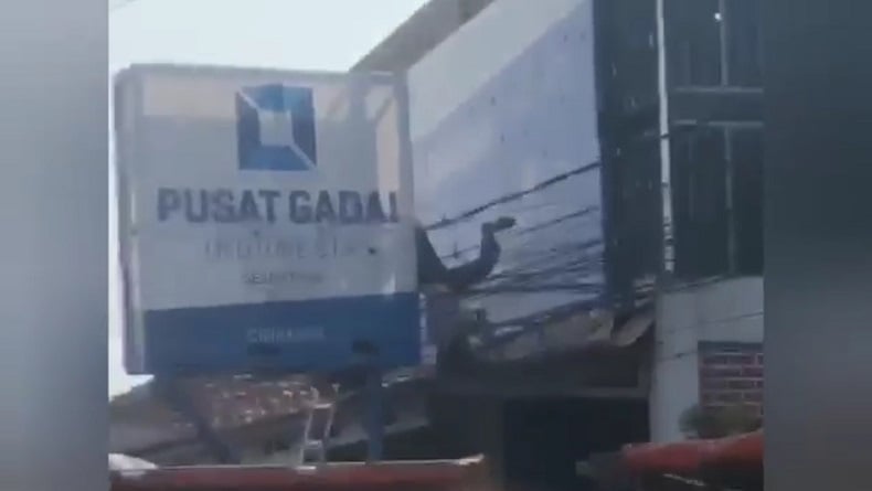 Pekerja Nyaris Tewas Tersengat Listrik saat Perbaiki Atap Toko Gadai di Cibogo Subang